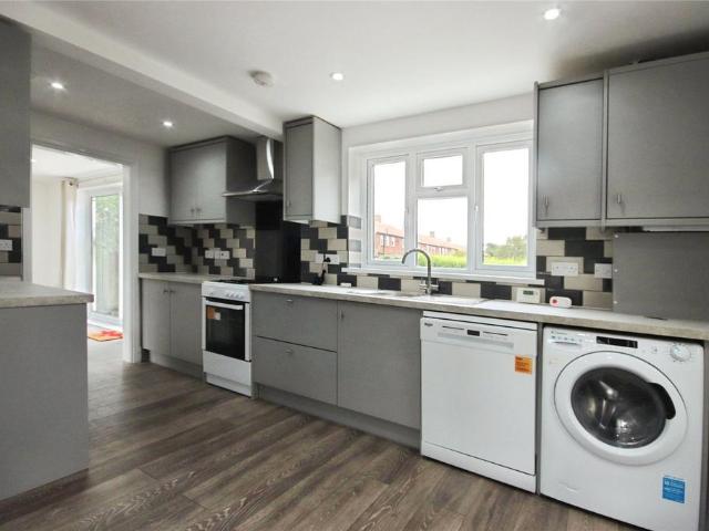 Hilltop Close, Ascot, Berkshire, SL5 3 bed end of terrace house to rent £2,000 pcm £462 pw
