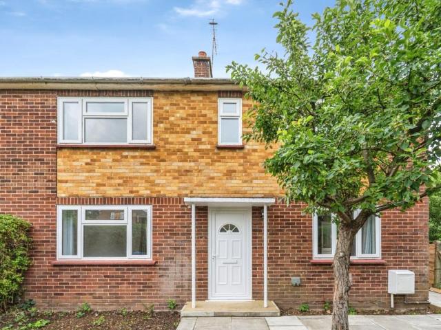 Hilltop Close, Ascot, SL5 3 bed terraced house to rent £2,000 pcm £462 pw