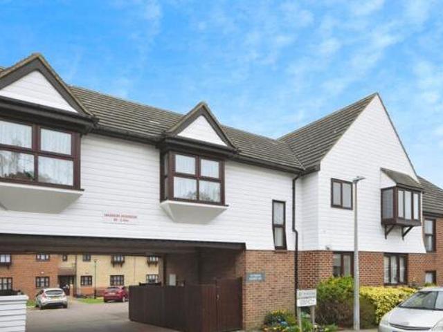 Hilltop Close, Windsor Mews, Rayleigh, 2 Bedroom Flat