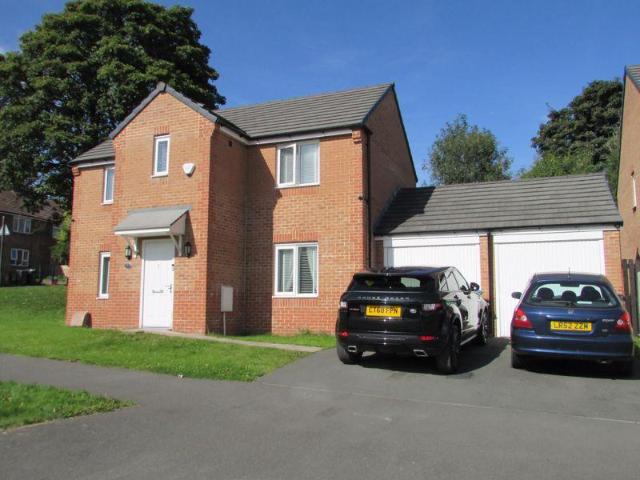 Hilltop Drive Rochdale 4 bed detached house to rent £1,399 pcm £323 pw