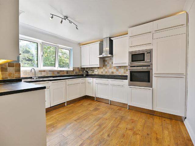 Hilltop View, Woodford Green IG8, 2 bed flat to rent, £1,650 pcm | PrimeLocation