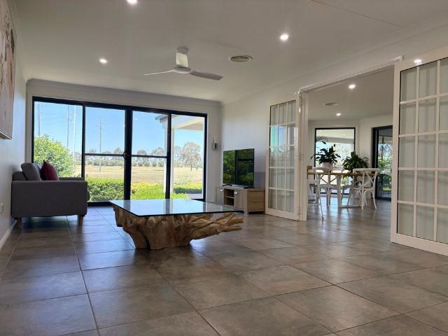 HILLVUE Executive home partly furnished with Longyard Golf Course Access