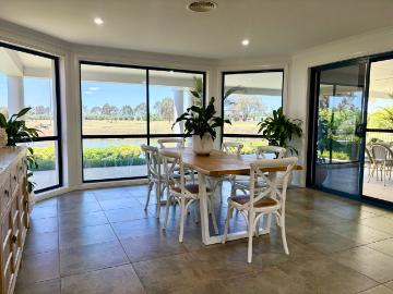 HILLVUE Executive home partly furnished with Longyard Golf Course Access