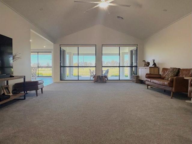 HILLVUE Executive home partly furnished with Longyard Golf Course Access