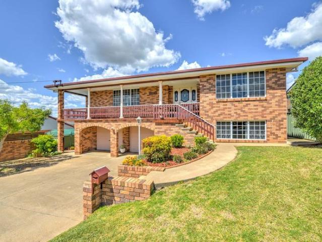 HILLVUE Spacious Five Bedroom Family Home