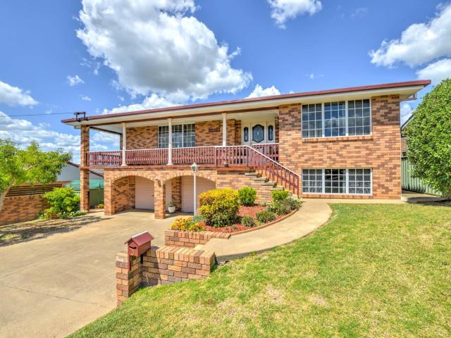 HILLVUE Spacious Five Bedroom Family Home