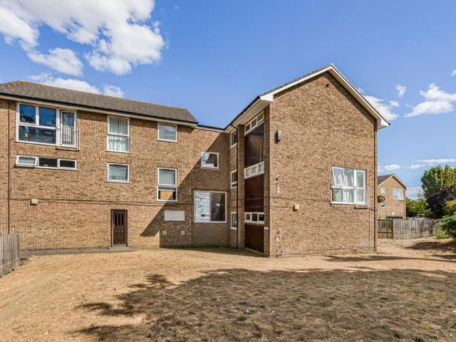 Hilly Fields, Welwyn Garden City AL7, 2 bed flat to rent, £1,350 pcm | PrimeLocation
