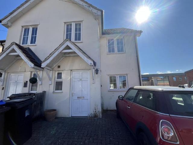 Hipley Street, Woking GU22 3 bed semi detached house to rent £1,675 pcm £387 pw