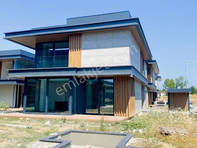 Şhir Ve Yaşam Sitesinde Kullanıma Hazır Triplex Villa