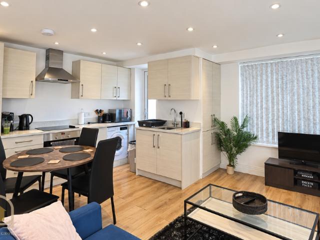 Hirst Crescent, Wembley, Middlesex, HA9 2 bed apartment to rent £2,500 pcm £577 pw
