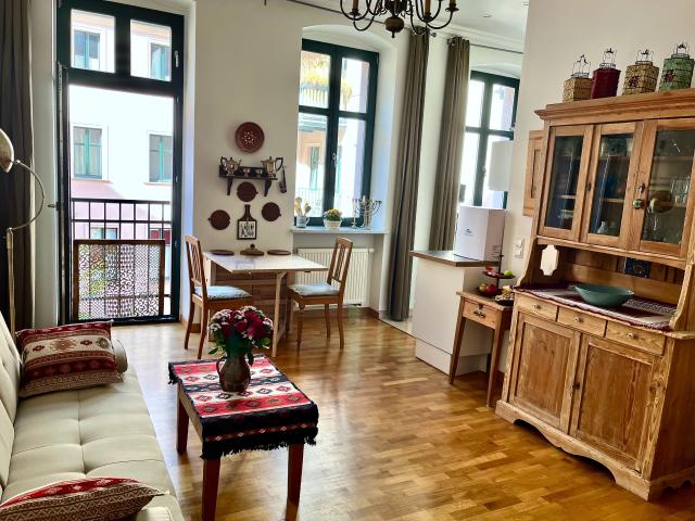 Historic charm meets modern romantic experience – Quiet apartment at Hackescher Markt & Monbjiou Park, Berlin Mitte