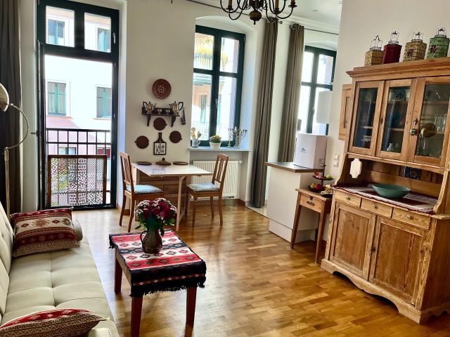Historic charm meets modern romantic experience – Quiet apartment at Hackescher Markt & Monbjiou Park, Berlin Mitte, Berlin Amsterdam Apartments for Rent