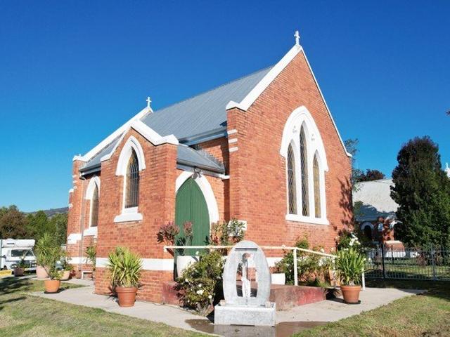 Historic Church, Industrial Workshop & Studio Residence An Extraordinary Lifestyle Opportunity