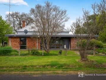 HISTORIC COUNTRY CHARM MEETS MODERN OPPORTUNITY