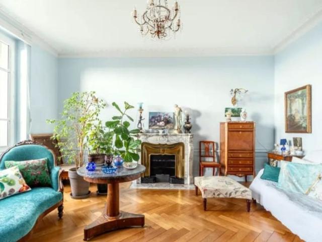 Historic French Apartment with Private Garden in the Heart o. 150m² Pommiers