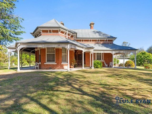 HISTORIC HOMESTEAD TIMELESS CHARACTER IN THE HEART OF TOWN
