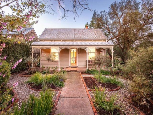 Historic Miner's Cottage with Timeless Yackandandah Charm