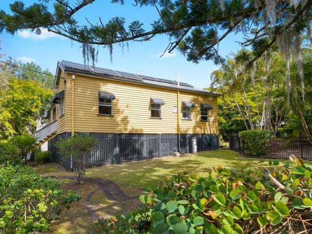 Historic Queenslander on 1,464m² in the Heart of Dayboro