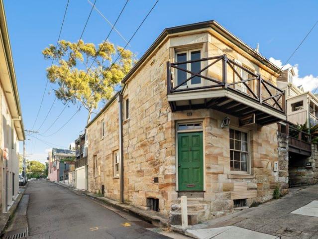 Historic sandstone cottage in blue ribbon harbourside position