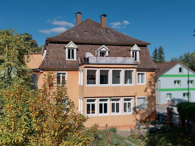 Historische Unternehmervilla von 1796 mit drei Wohneinheiten und parkähnlichem Garten