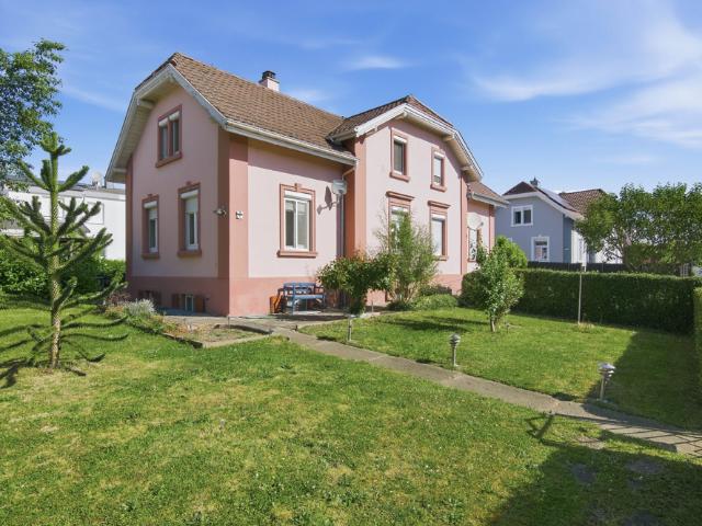 Historischer Charme trifft Gemütlichkeit: Doppelhaushälfte mit Kamin & Garten