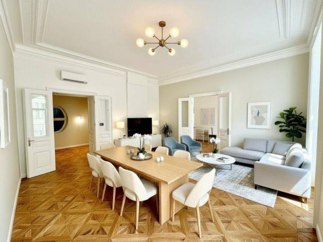 Historischer Charme, zeitlose Eleganz Traumhafte Stilaltbauwohnung in Bestlage mit Balkon!