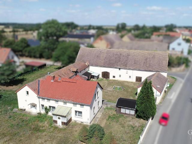 Historischer Dreiseitenhof mit großzügigem Grundstück in ländlicher Lage