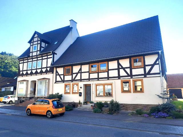 Historischer Hof mit zwei Wohnhäusern, Stallungen und Platz für Gewerbe in Wesertal