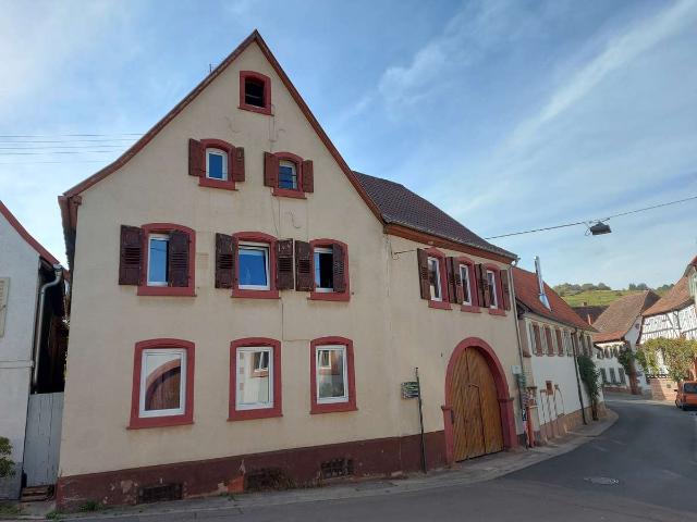 Historischer Winzerhof mit großem Garten