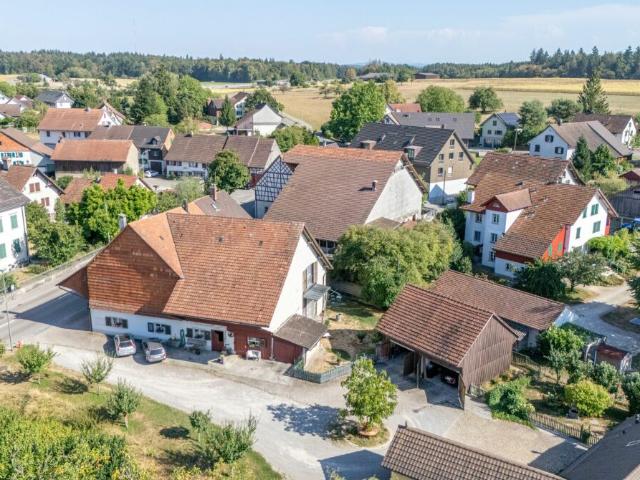 Historisches 9.5 Zimmer Bauernhaus stilvoll saniert, einzigartig im Charakter