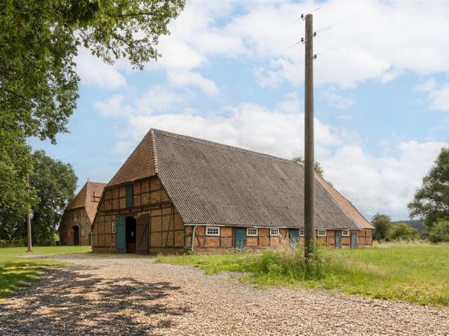 Historisches Bauernhaus mit großer Scheune & 2,5 ha Grundstück