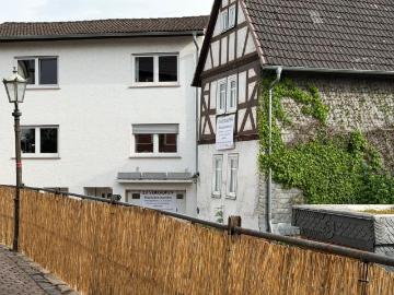 Historisches Gebäudeensemble mit ausgebauter Scheune, Garten etc