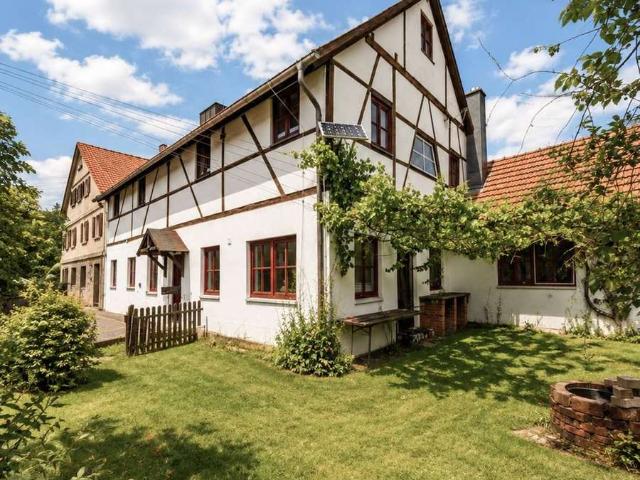Historisches Ensemble aus zwei Wohngebäuden mit 455m² Wfl PV Anlage, Garagen, Garten zw. BT und KU