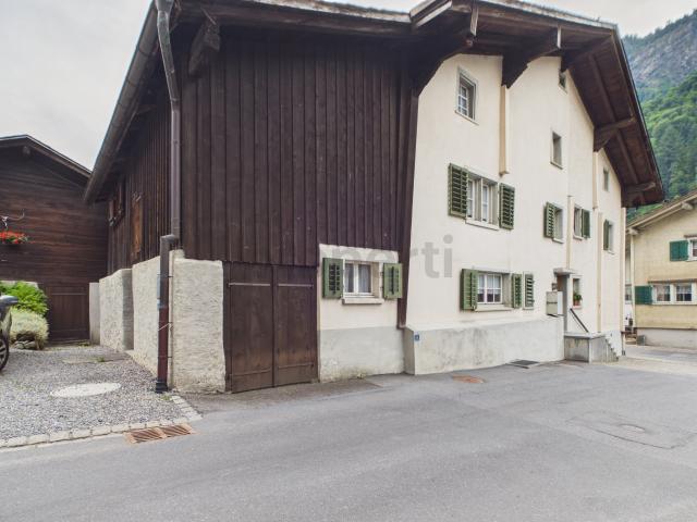 Historisches Einfamilienhaus mit vielseitigem Potenzial in Glarus Süd