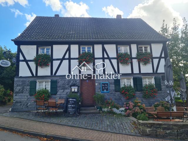 Historisches Fachwerk Ensemble Haupthaus + Nebengebäude + 2 Garagen