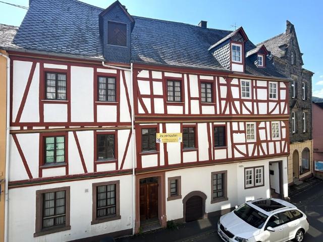 historisches Fachwerk Winzer Haus mit Weinbergsblick über die Mosel