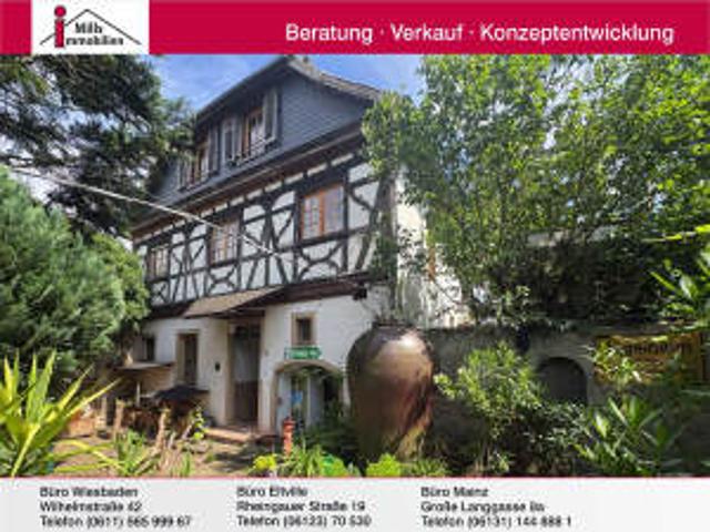 Historisches Fachwerkanwesen mit Nebengebäude, großem Weinberg und Rheinblick
