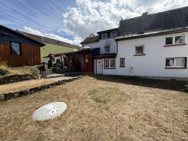Historisches Fachwerkhaus mit Werkraum und geschlossenem Carport