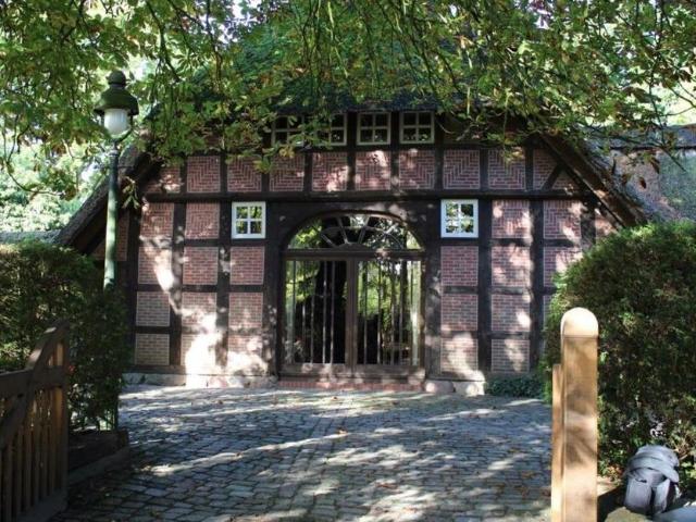 Historisches Fachwerkhaus mit Reetdach auf 1661 m2 Grundstück