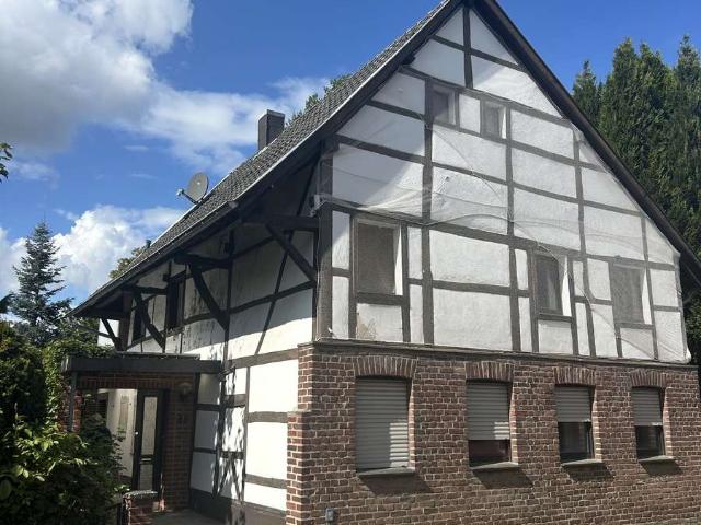 Historisches Fachwerkhaus von 1657 mit Garten, Nebengebäuden und Garage