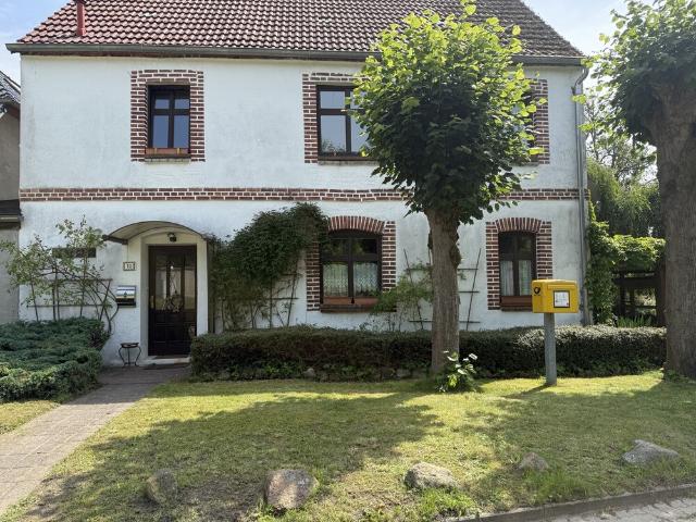 Historisches Feldsteinhaus in Mitten der Seenlandschaft