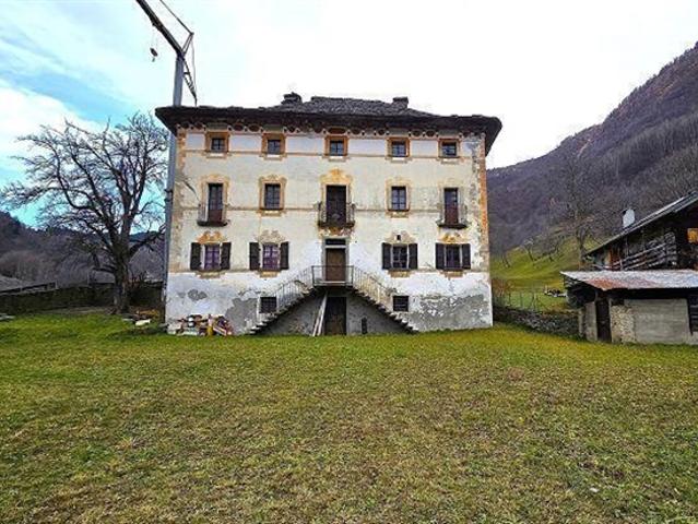 Historisches Haus mit 12 Zimmern, grossem Grundstück und schöner, offener Aussicht, sehr sonnig und ruhig gelegen