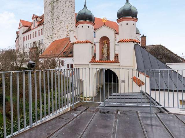 HISTORISCHES JUWEL MIT SCHLOSSBLICK: KERNSANIERTES DENKMALSCHUTZEINFAMILIENHAUS IN INNENSTADTLAGE