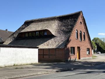 Historisches Juwel unter Reet: Modernisiertes Generationenhaus in Bremen Rekum