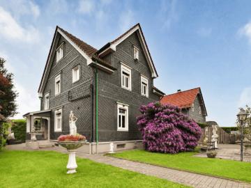 Historisches Landhaus mit repräsentativem Villencharakter auf weitläufigem Grundstück