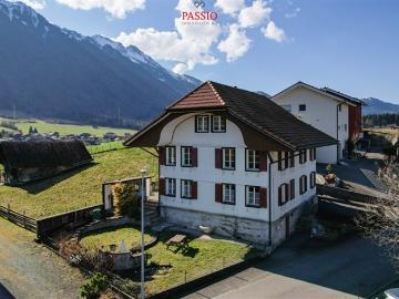 Historisches Schulhaus mit zwei Wohnungen und traumhafter Bergsicht