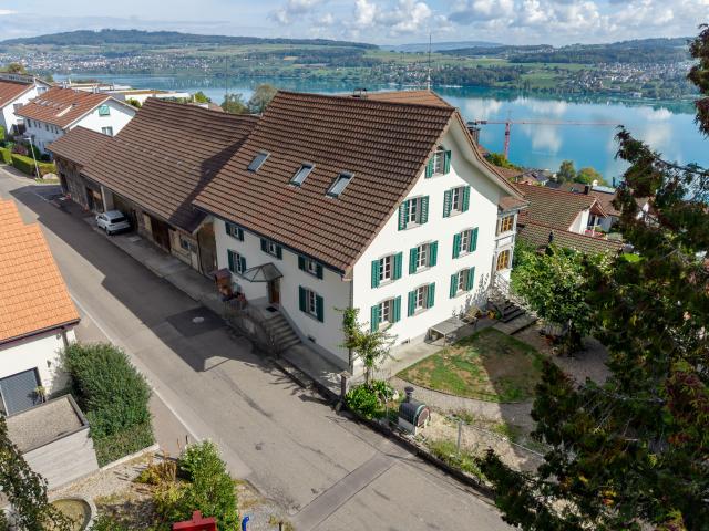 Historisches Riegelhaus mit Scheune und Hallwilerseeblick