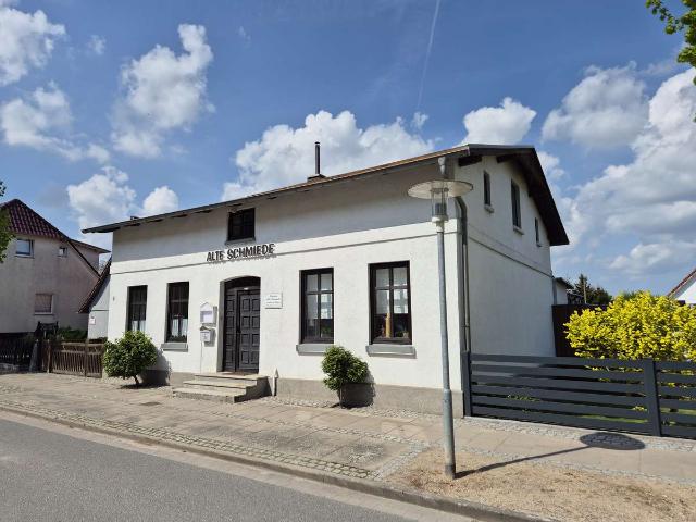 Historisches Wohn und Pensionshaus mit 4 Appartements, Atelier und großem Grundstück in Putbus auf