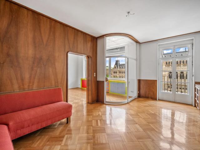 Historisches Wohnen am Rathaus – außergewöhnliche Altbauwohnung mit Terrasse