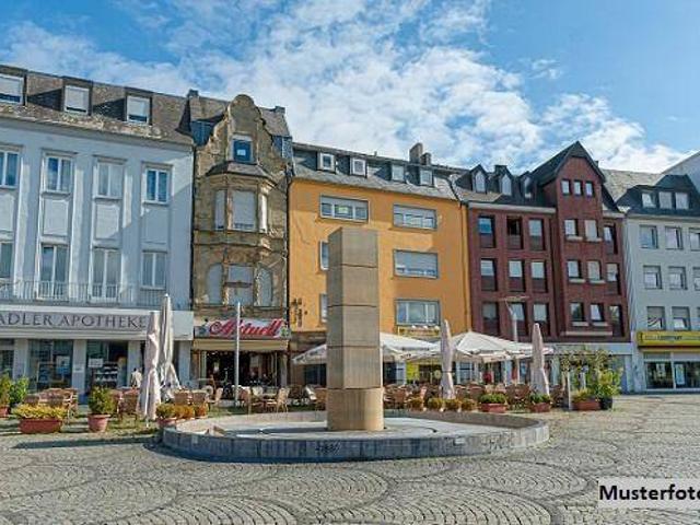 Historisches Zinshaus mit Lagergebäude